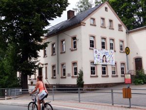 Außenansicht der Montessori-Grundschule im Ortsteil Erlbach-Kirchberg | Rechte: Stadt Lugau