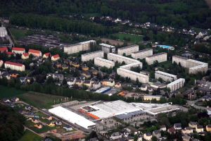 Wohngebiet am Steegenwald. Im Vordergrund: Einkaufszentrum "Paletti-Park". Im Hintergrund: Stadtbad Lugau. | Rechte: Stadt Lugau