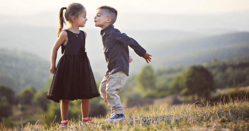 Kinder spielen im Freien